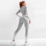 Conjunto deportivo de color gris con efecto ombre
