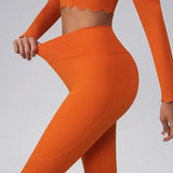 Conjunto deportivo con top de manga larga y volantes