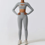 Conjunto deportivo con crop top y chaleco