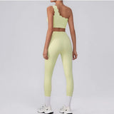 Conjunto deportivo con top asimétrico y volantes