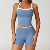 Traje deportivo con pernera corta y ribete blanco