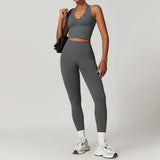 Conjunto deportivo con escote y leggings