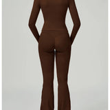 Traje deportivo con manga larga y pantalones de campana