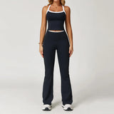 Conjunto deportivo con ribete blanco y pantalones de campana