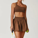 Conjunto deportivo con minifalda y top corto