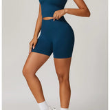 Conjunto deportivo con top con escote y mallas ciclistas