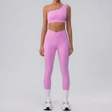 Conjunto deportivo con top asimétrico y volantes
