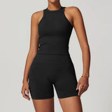 Conjunto deportivo con top sin mangas y mallas ciclistas