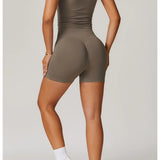 Conjunto deportivo con top sin mangas y mallas ciclistas