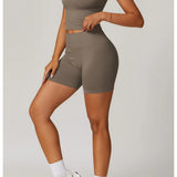 Conjunto deportivo con top sin mangas y mallas ciclistas