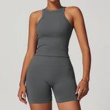 Conjunto deportivo con top sin mangas y mallas ciclistas