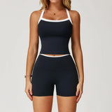 Traje deportivo con pernera corta y ribete blanco