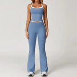 Conjunto deportivo con ribete blanco y pantalones de campana