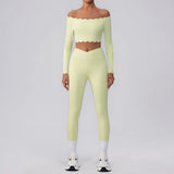 Conjunto deportivo con top de manga larga y volantes