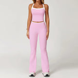 Conjunto deportivo con ribete blanco y pantalones de campana