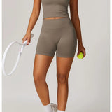 Conjunto deportivo con top sin mangas y mallas ciclistas
