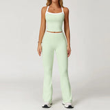 Conjunto deportivo con ribete blanco y pantalones de campana