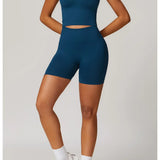 Conjunto deportivo con top con escote y mallas ciclistas