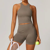 Conjunto deportivo con top sin mangas y mallas ciclistas
