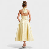 Effie – Vestido Midi Texturizado con Escote Halter que resalta tu feminidad
