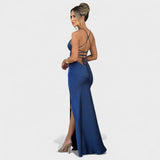 Elena – Vestido satén cruzado azul medianoche que realza tu sofisticación