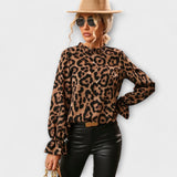 Kayla – Blusa de Leopardo con Cuello Plisado que aporta elegancia salvaje