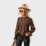 Kayla – Blusa de Leopardo con Cuello Plisado que aporta elegancia salvaje