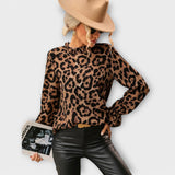 Kayla – Blusa de Leopardo con Cuello Plisado que aporta elegancia salvaje